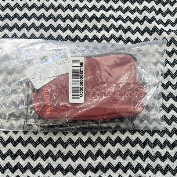 BUNDLE NWT Mini Belt Bag & Never Lost Keychain - Picture 2 of 16